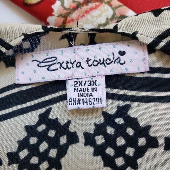 Extra Touch kimono - Picture 2 of 5